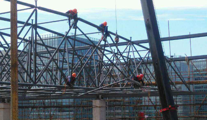 合山论网架装配施工中搭设脚手架应当留神的事故